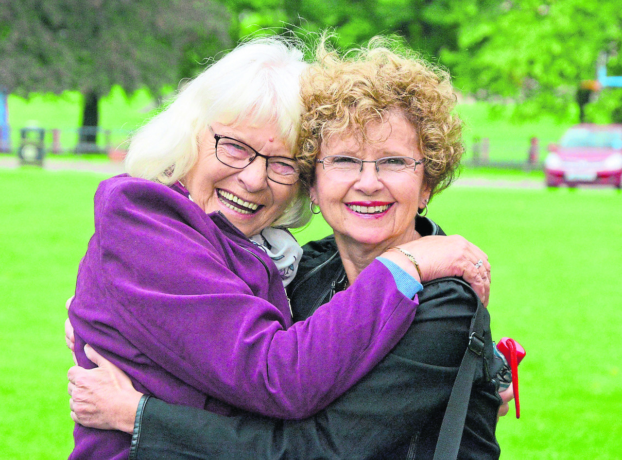 Lynn Lonnkvist (right) met half-sister Anderine Drysdale for the first time at the house where she was born in Alva.
