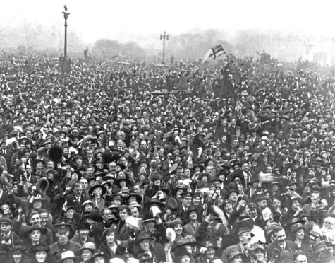 SCENES OUTSIDE BUCKINGHAM PALACE ON ARMISTICE DAY 11 NOVEMBER 1918 WHEN THE ROYAL FAMILY APPEARED ON THE BALCONY TO CELEBRATE THE END OF THE FIRST WORLD WAR  WITH SERVICEMEN AND CIVILIANS.