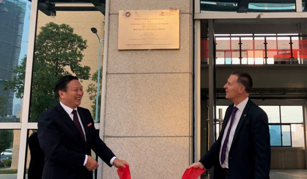 University of the Highlands and Islands principal and vice-chancellor, Professor Clive Mulholland unveils plaque to new microcampus alongside President Liu Guofan