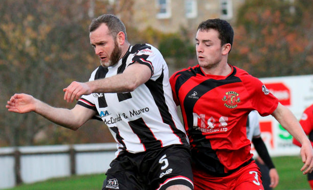 Elgin City defender Craig Beattie in action against Annan Athletic.