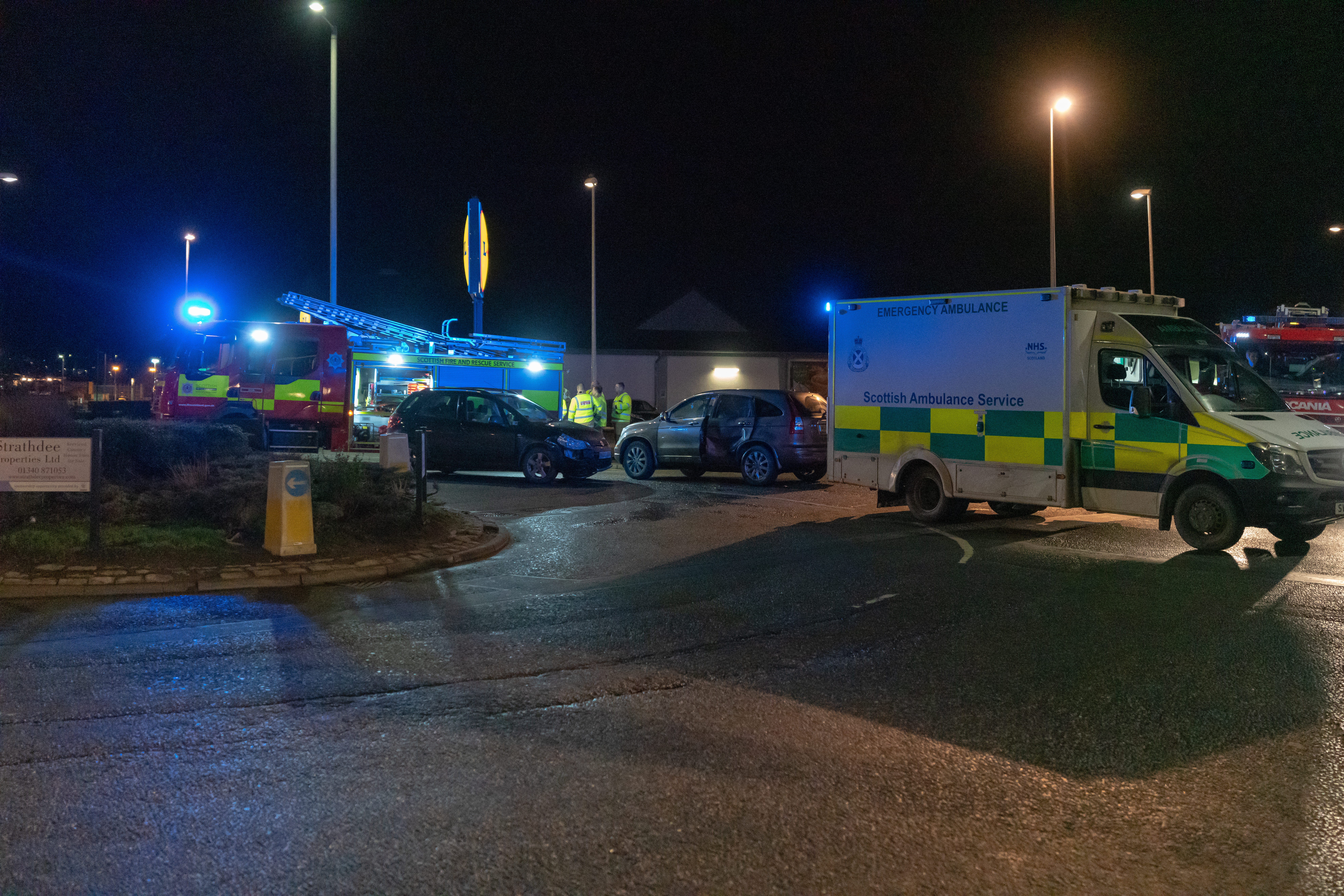 This is the scne of the RTC on the Roundabout outside the Laichmoray Hotel, Elgin, Moray involving 2 vehicles, a Honda CRV and a Suzuki SX4. Photographed by JASPERIMAGE ©