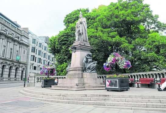 Edward Vll statue on the corner of Union Street and Union Terrace.