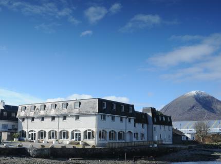 Dunollie Hotel: Overlooking the old harbour wall, Dunollie offers a combination of Skye charm with modern comforts