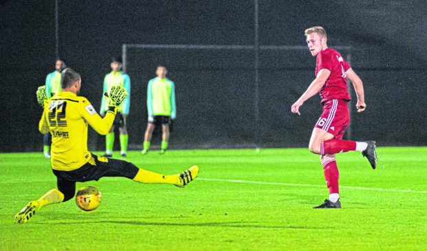 Sam Cosgrove scores to make it 1-0 Aberdeen.