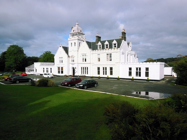 Skeabost Country House Hotel: The hotel has it's own shore line golf course and fast flowing river close by