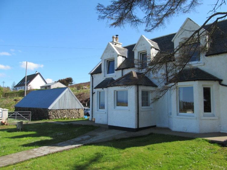 Lighthouse Cottage: The cottage is located on the west coast of the Trotternish Peninsula, just a 20 minute drive north of Portree