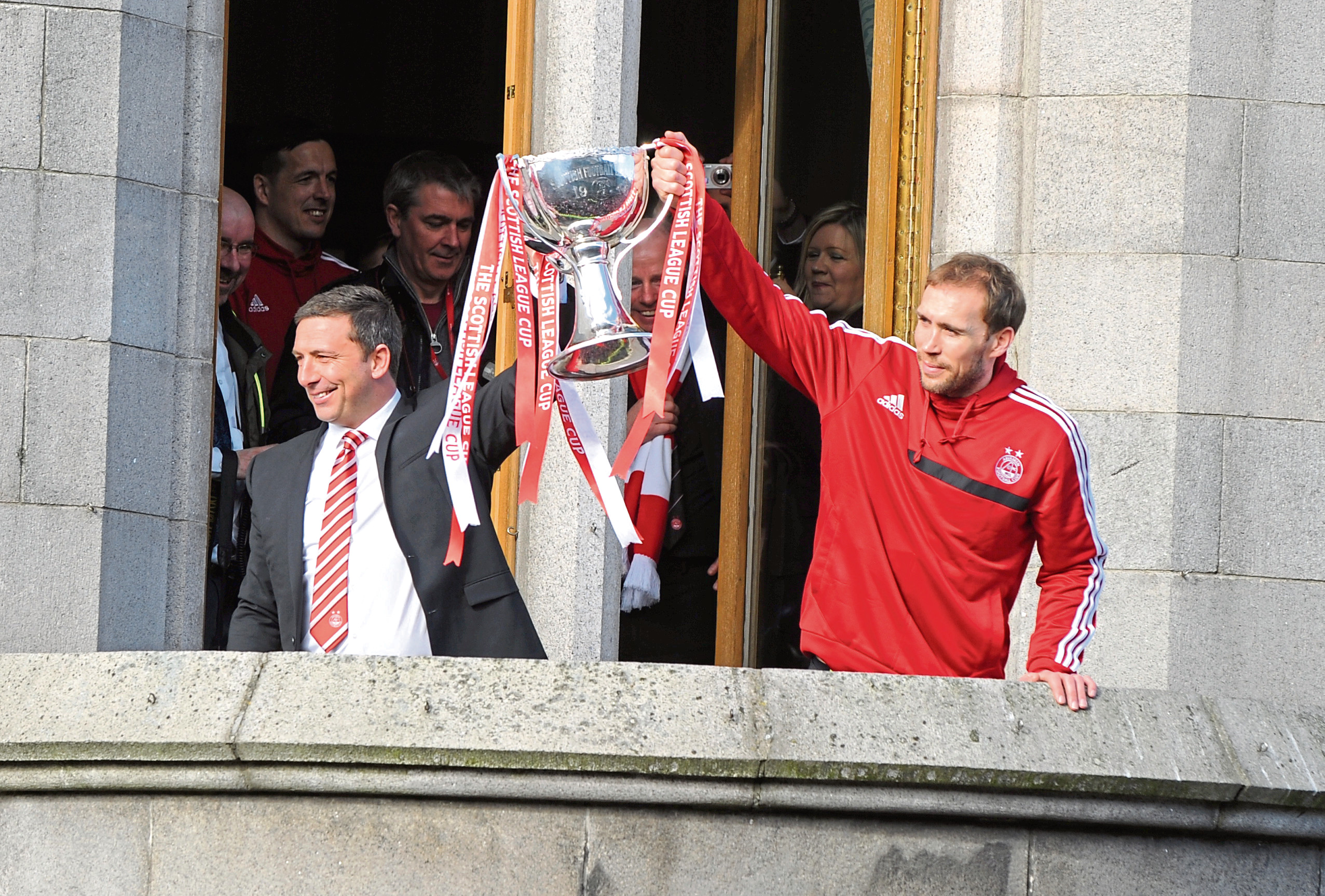 Aberdeen boss Derek McInnes and Russell Anderson with the League Cup in 2014.