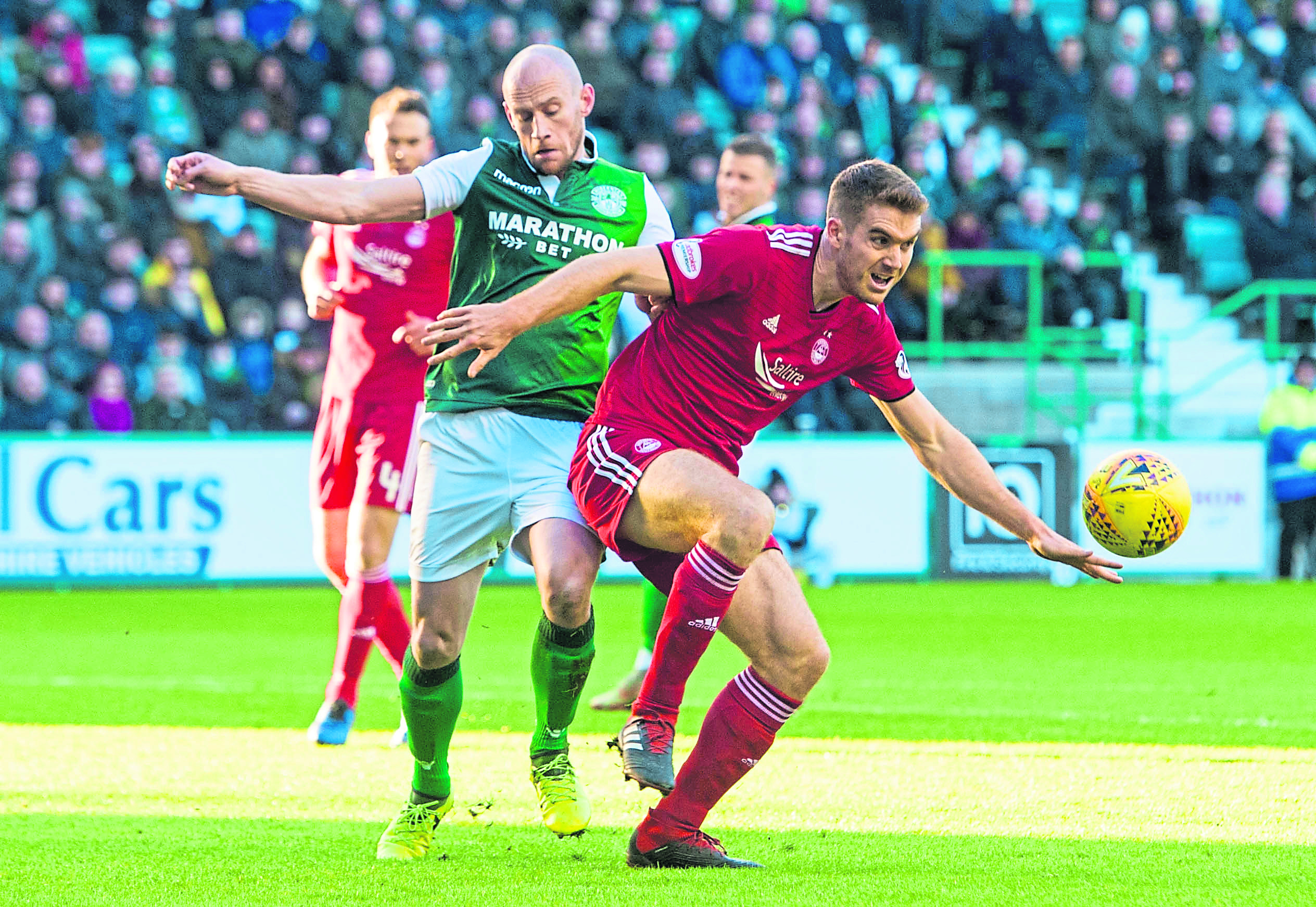 Aberdeen's Tommie Hoban (R) in action with Hibernian's David Gray.