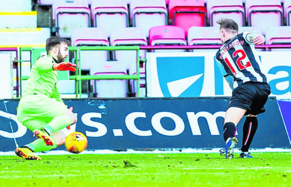 Bruce Anderson scores to make it 1-0 Dunfermline.