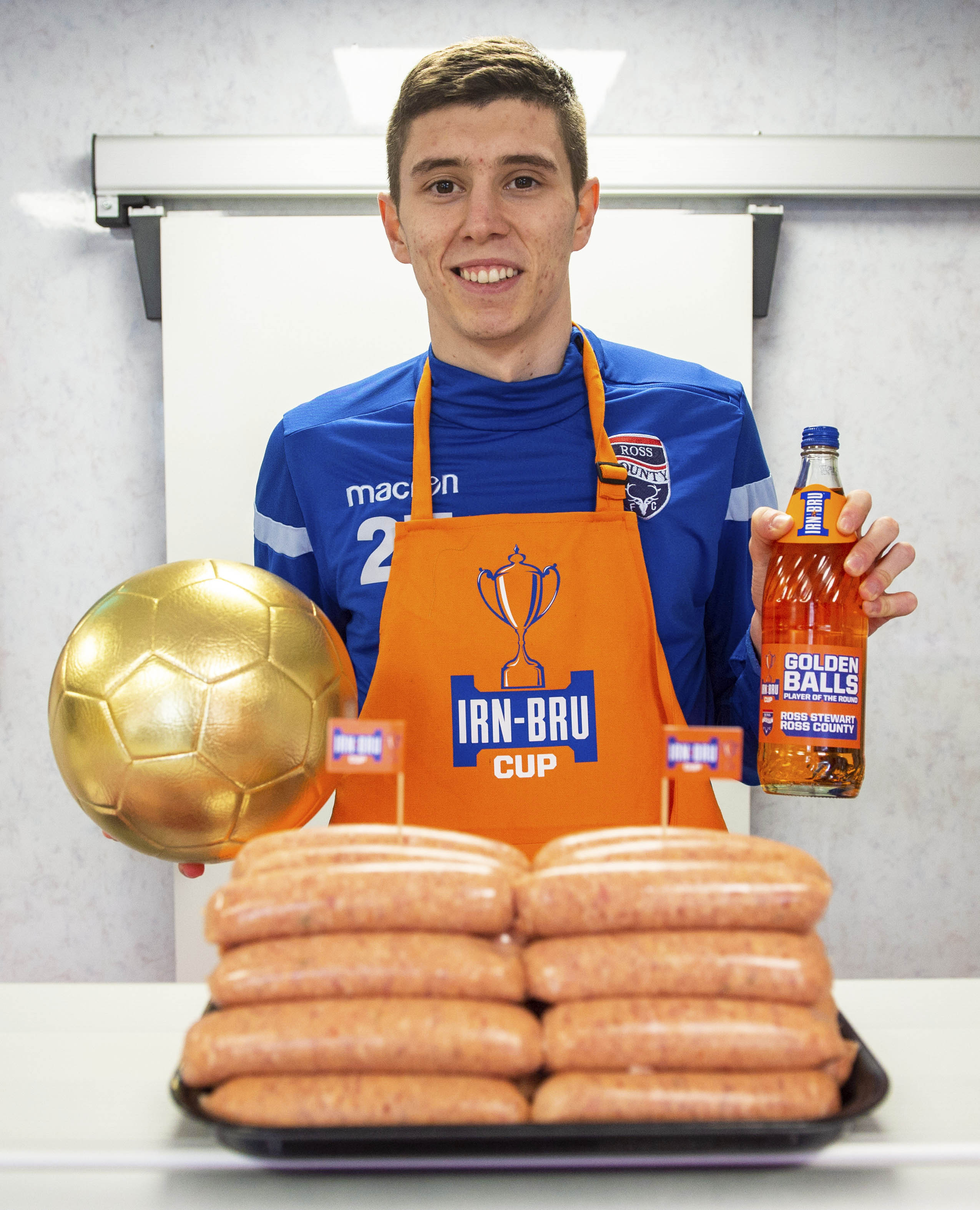 28/02/19
COCKBURN'S BUTCHER - DINGWALL
Ross County's Ross Stewart collects his IRN-BRU Cup Goldenballs award for his performance in the semi-final's at local award winning butchers 'George Cockburn & Son' where they are selling IRN-BRU sausages in the run-up to the Cup final.