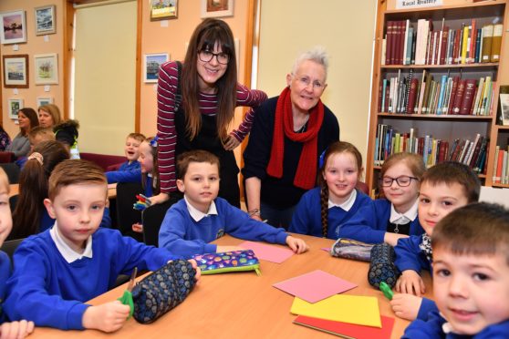 ILLUSTRATOR EILIDH MULDOON (L) AND AUTHOR VIVIAN  FRENCH WITH MACDUFF PRIMARY PUPILS AT MACDUFF LIBRARY.