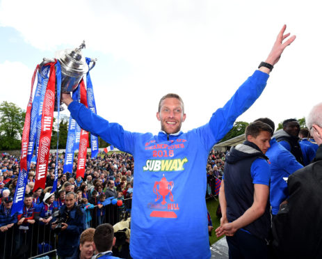 31/05/15
INVERNESS
ICT keeper Ryan Esson celebrates with the Scottish Cup
