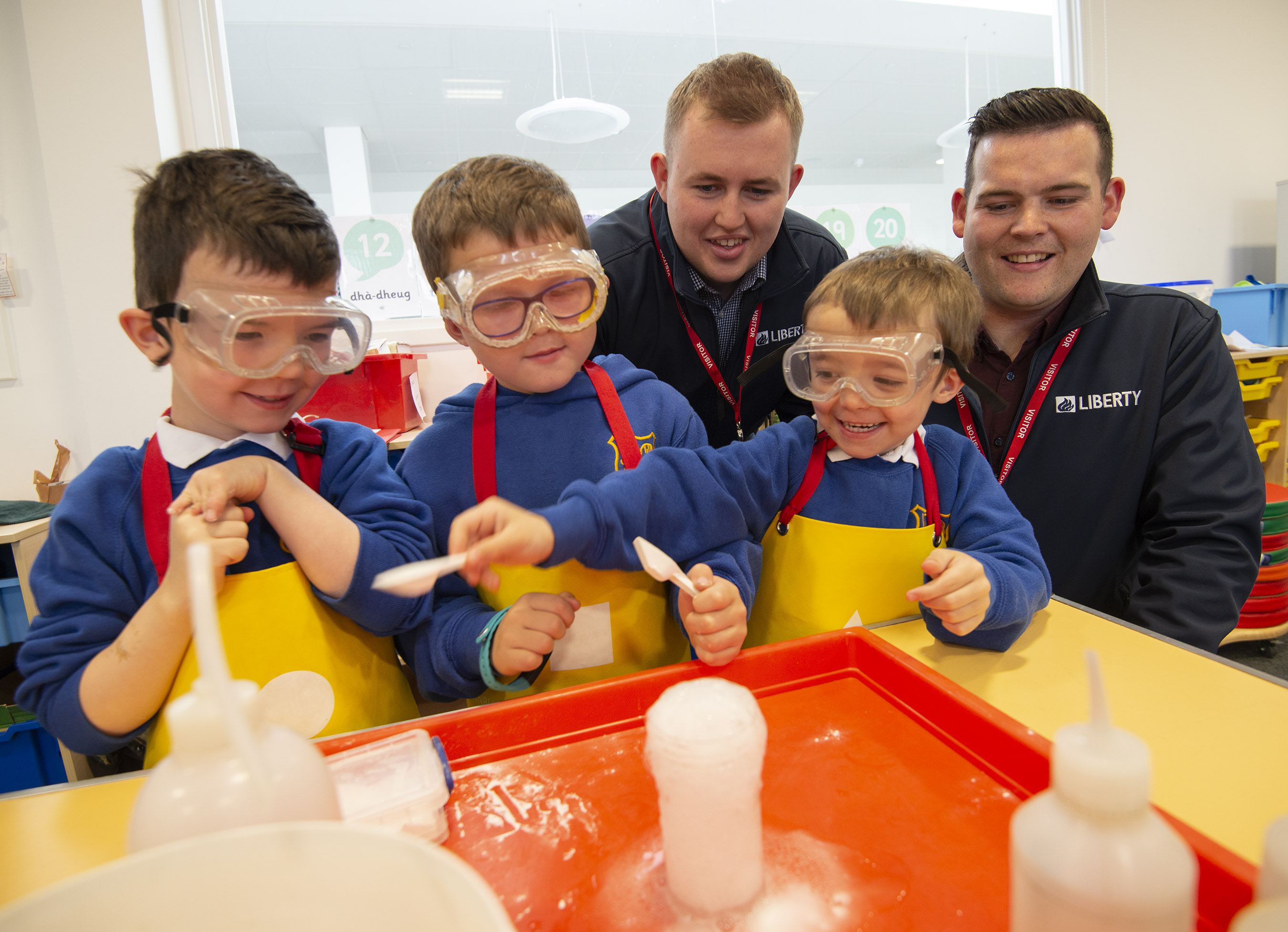 GENERATION SCIENCE Liberty STEM Amabassadors Ally Rowantree and James Rosie (right) oversee the ‘fizzy’ results of  P1/2 pupils (left - right) Logan Knox, Ollie Lamont and Alex Whiteford during the ‘Generation Science’ experiment at Caol Primary School. PICTURE IAIN FERGUSON, THE WRITE IMAGE