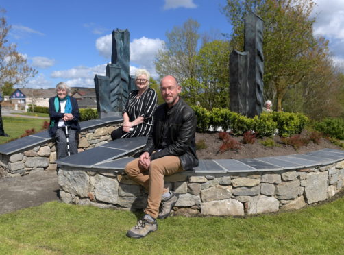 The new gateway sculpture at Westhill was unveiled today. Pictured is the artist Holger Lonze and, from left,  91 year old Sheila Kelly, who lives in the oldest house in Westhill and one of the project team Kate Lumsden.
11/05/19
Picture by KATH FLANNERY