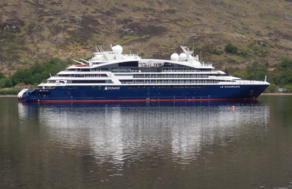 Le Champlain sits in Loch Linnhe