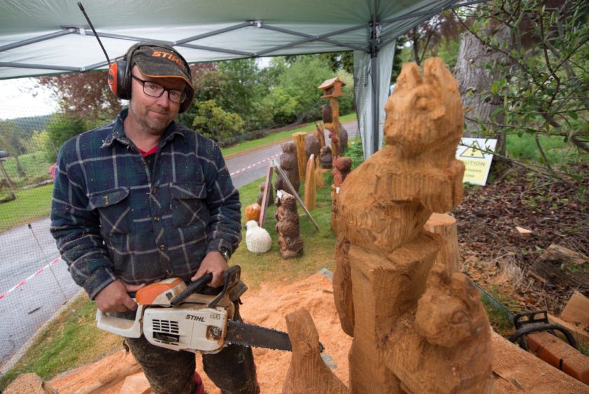 Iain Chalmers chainsaw carver