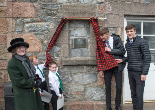 A plaque has been unveiled to remember First World War poet Mary Symon in her Dufftown hometown. Pictured: Lord Lieutenant of Banffshire Clare Russell, Mortlach Primary School pupils Aiden Harvey and Bronagh Gillies and Speyside High School students Andy Milton and Daniel Cotton.