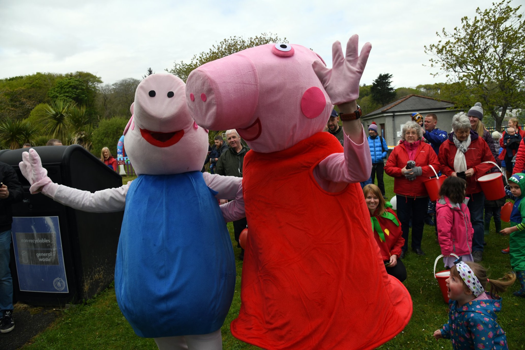 More than 100 enthusiastic Peppa Pig fans were taken on an adventure through the streets of Stornoway to aid the Save the Children charity.
