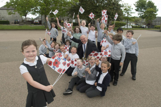 Kitty Fraser with her Kirkhill Primary classmates and Lord Provost Barney Crockett.