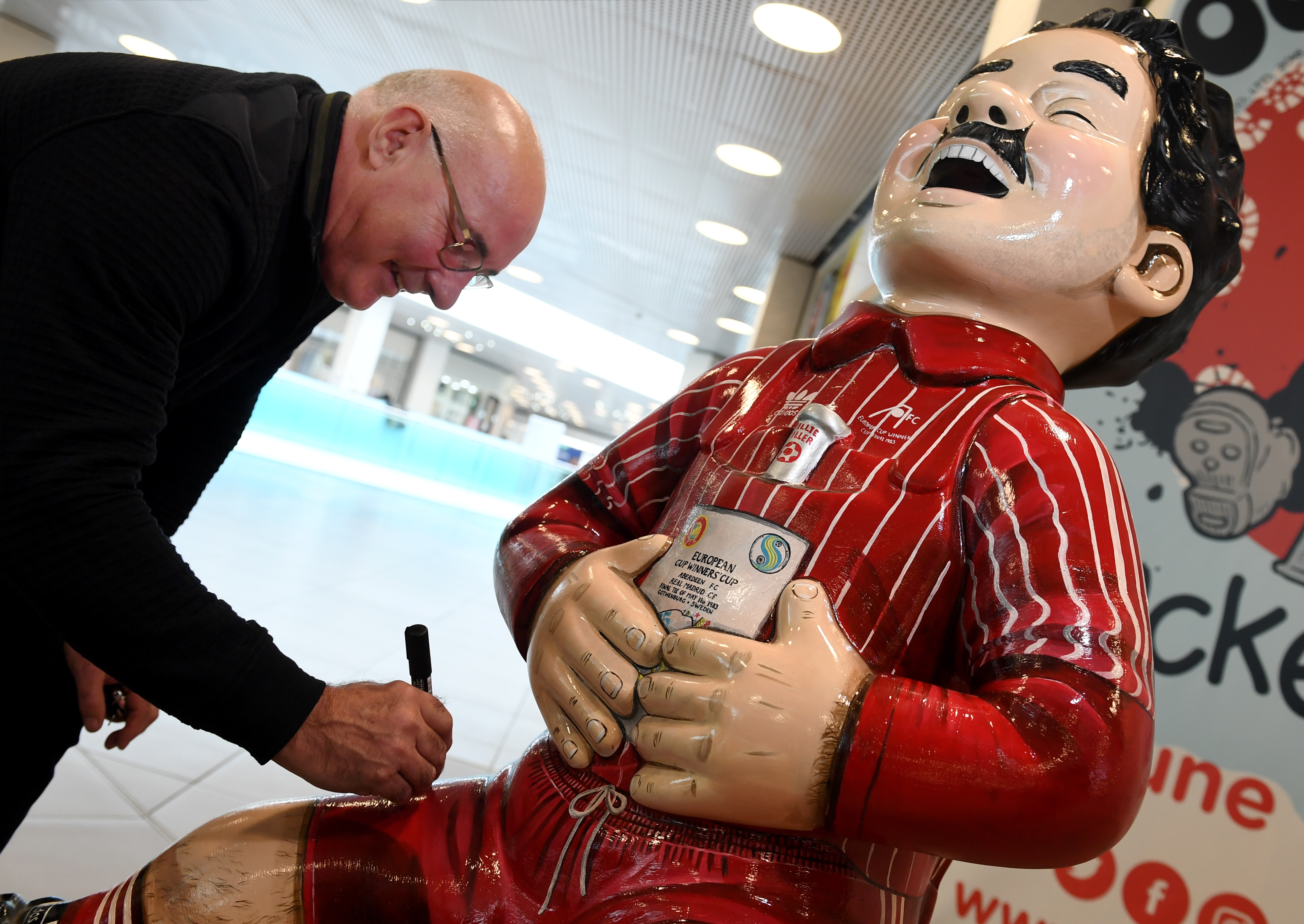Former Dons captain Willie Miller visited the Oor Wullie Bucket Trail shop in the Bon Accord centre