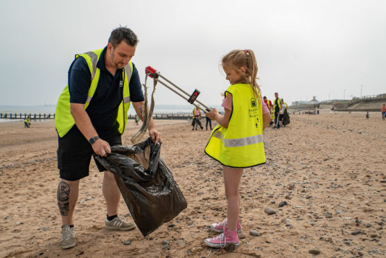 School kids picking up litter from Aberdeen Beach with Scottish Water.
