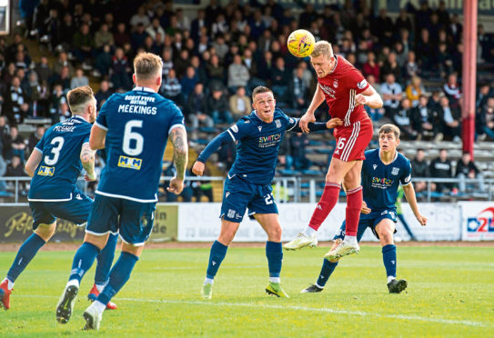 Aberdeen's Sam Cosgrove scores in extra time to make it 2-1