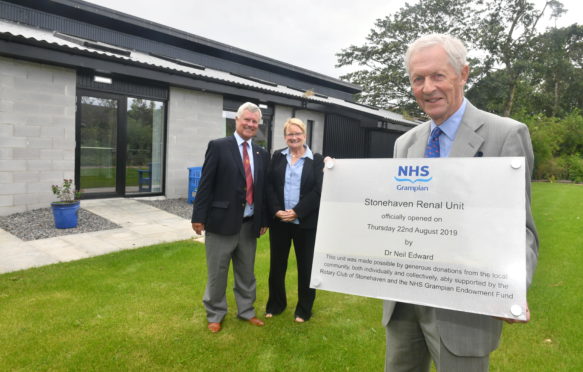 The new renal unit at Kincardine Hospital in Stonehaven was officially opend on Thursday.
Pictured is Dr Neil Edward one of the pioneers of renal dialysis at ARI and looking on from left are, Billy Hunter Past President of Rotray Club of Stonehaven andDr Ann Humphrey associate specialist in the ARI's dialysis unit.
CR00013256
Pic by Chris Sumner
Taken 22/8/19