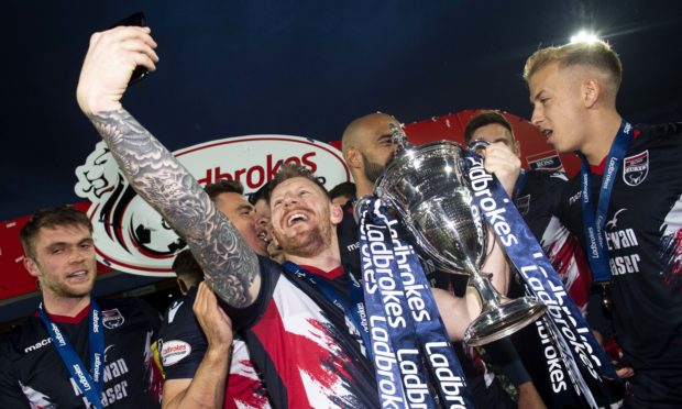 Michael Gardyne poses for a selfie with the Championship trophy in 2019.