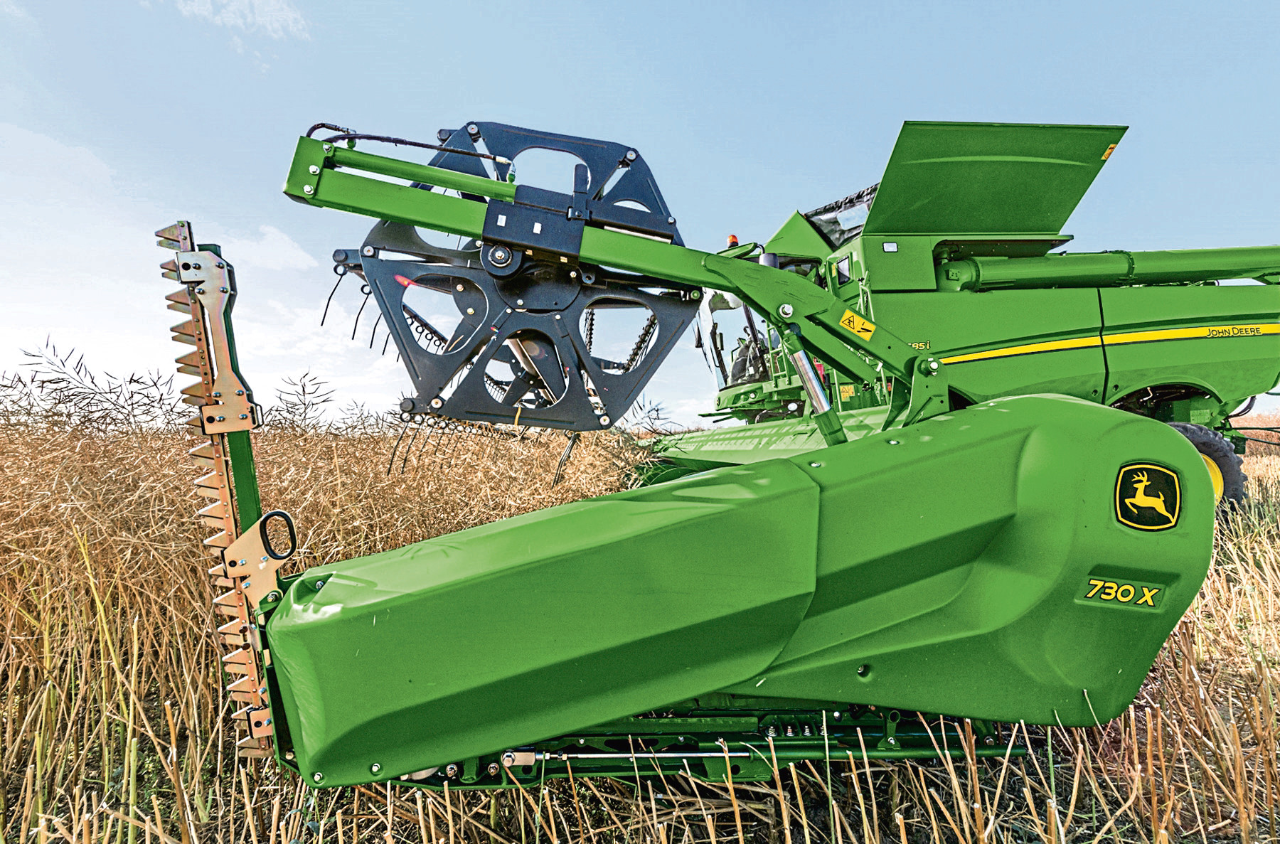 Improved crop flow from knife to auger is claimed for the lower-profile design of John Deere’s 700X adjustable cutting table.