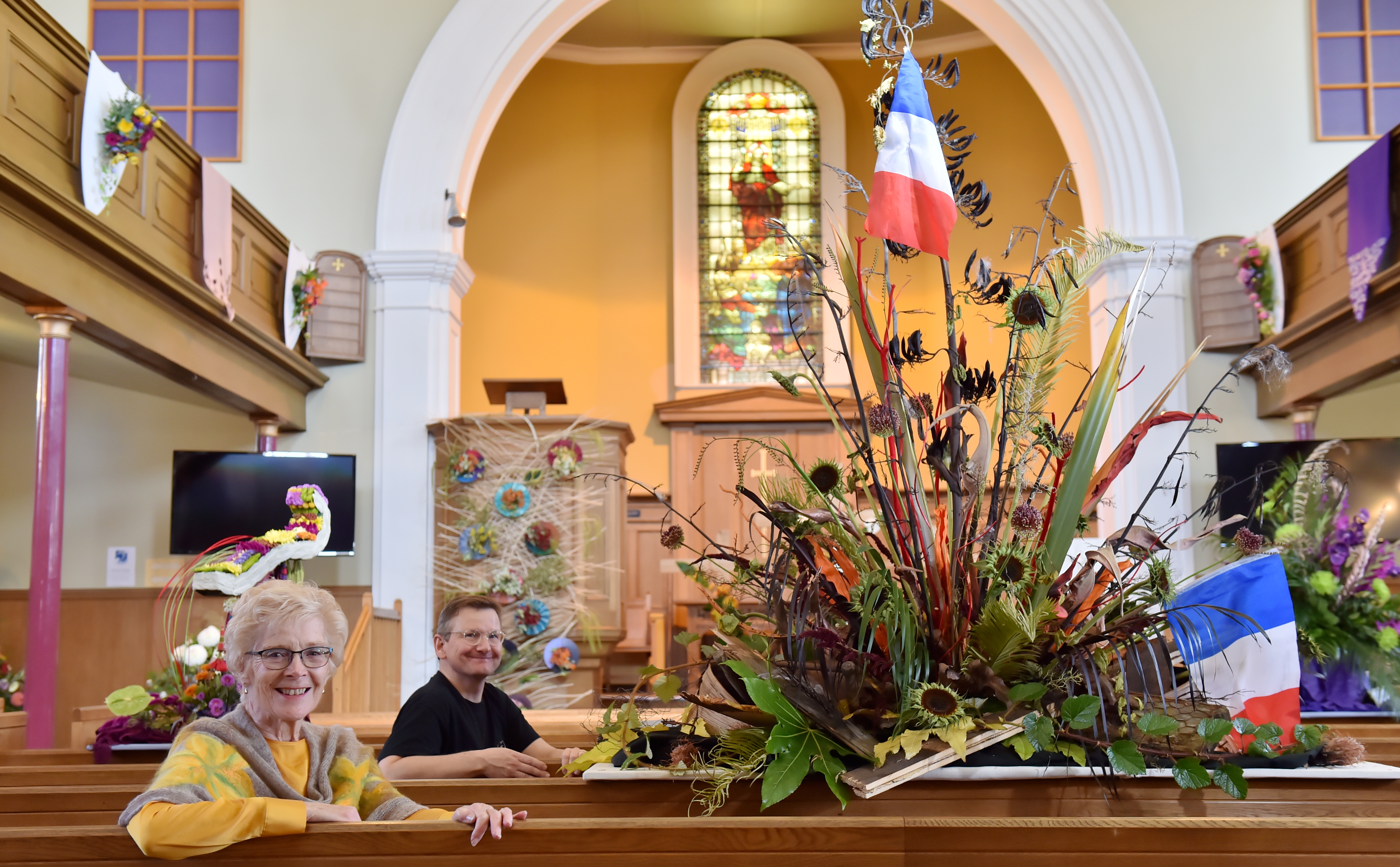 Jean Couper and Rev Markus Auffermann and the Woodside Parish Church flower show.