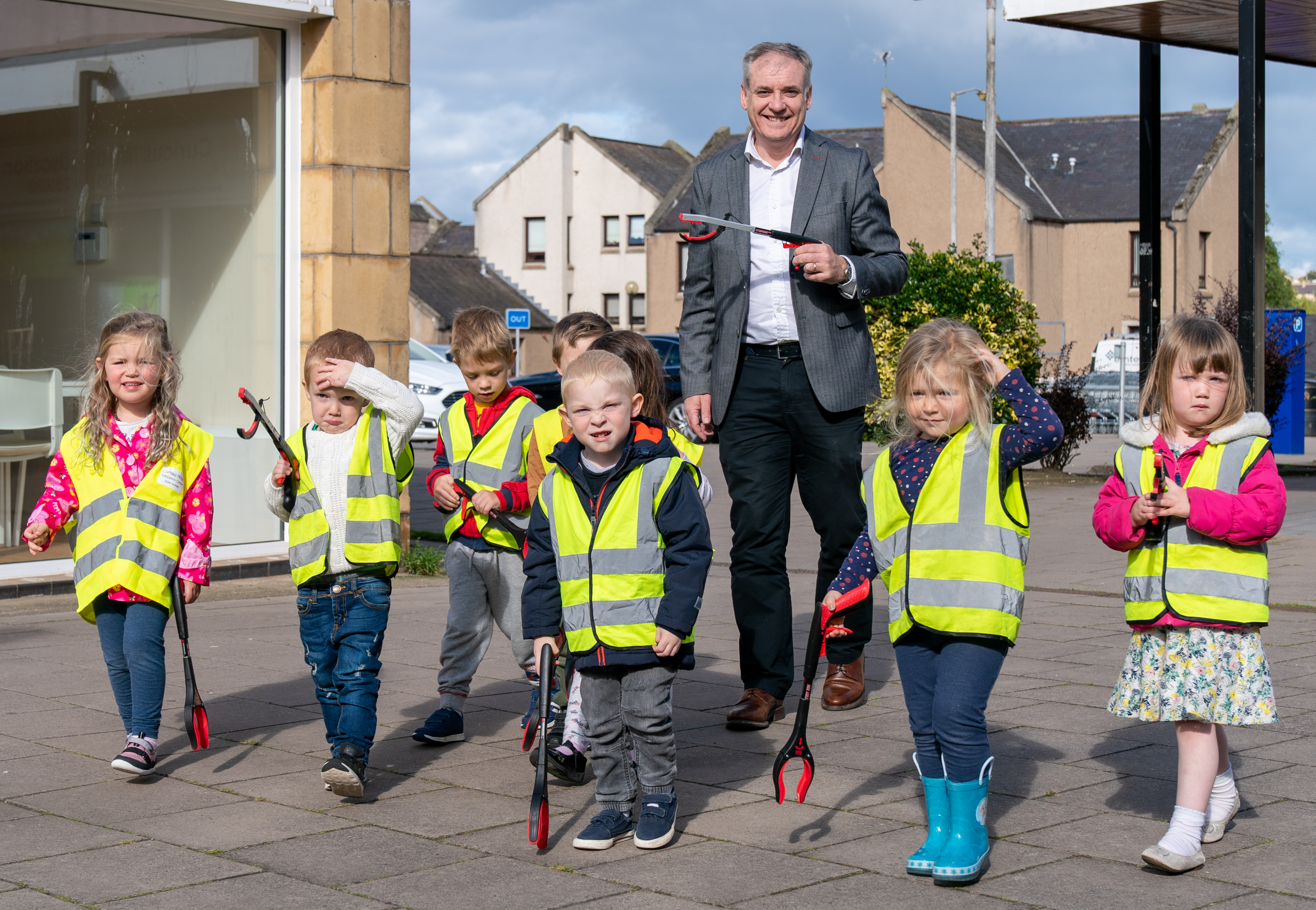 Moray MSP Richard Lochhead joins the children from the Curious Minds nursery on their litter pick.