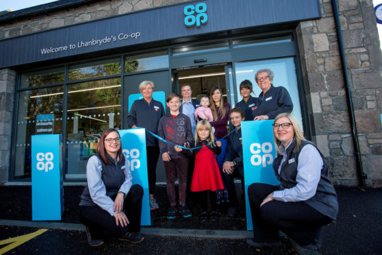 UNP Co Op 
UNP Co Op 40625 Lhanbryde 

006 to 008 
Co Op staff L-R Asst Manager Nicola Ewen, team leader Julie Burnett, team leader Dawn Raymond, Ashleigh Dickson (who wasn't working but came in for the opening with her baby daughter), Donovan Brown (kneeling) Jane Ferguson, Carol Wood and store manager Karen Neish. 
They're joined by the oldest and youngest children from Lhanbryde primary school. Finlay Stuart (11) and Poppy Porter (4)