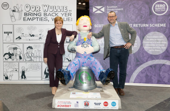 First Minister Nicola Sturgeon launches the Farewell Weekend for Oor Wullie's BIG Bucket Trail at the SEC, Glasgow on 13th September 2019. 
Picture shows First Minister Nicola Sturgeon with Iain Gulland, CEO of Zero Waste Scotland.