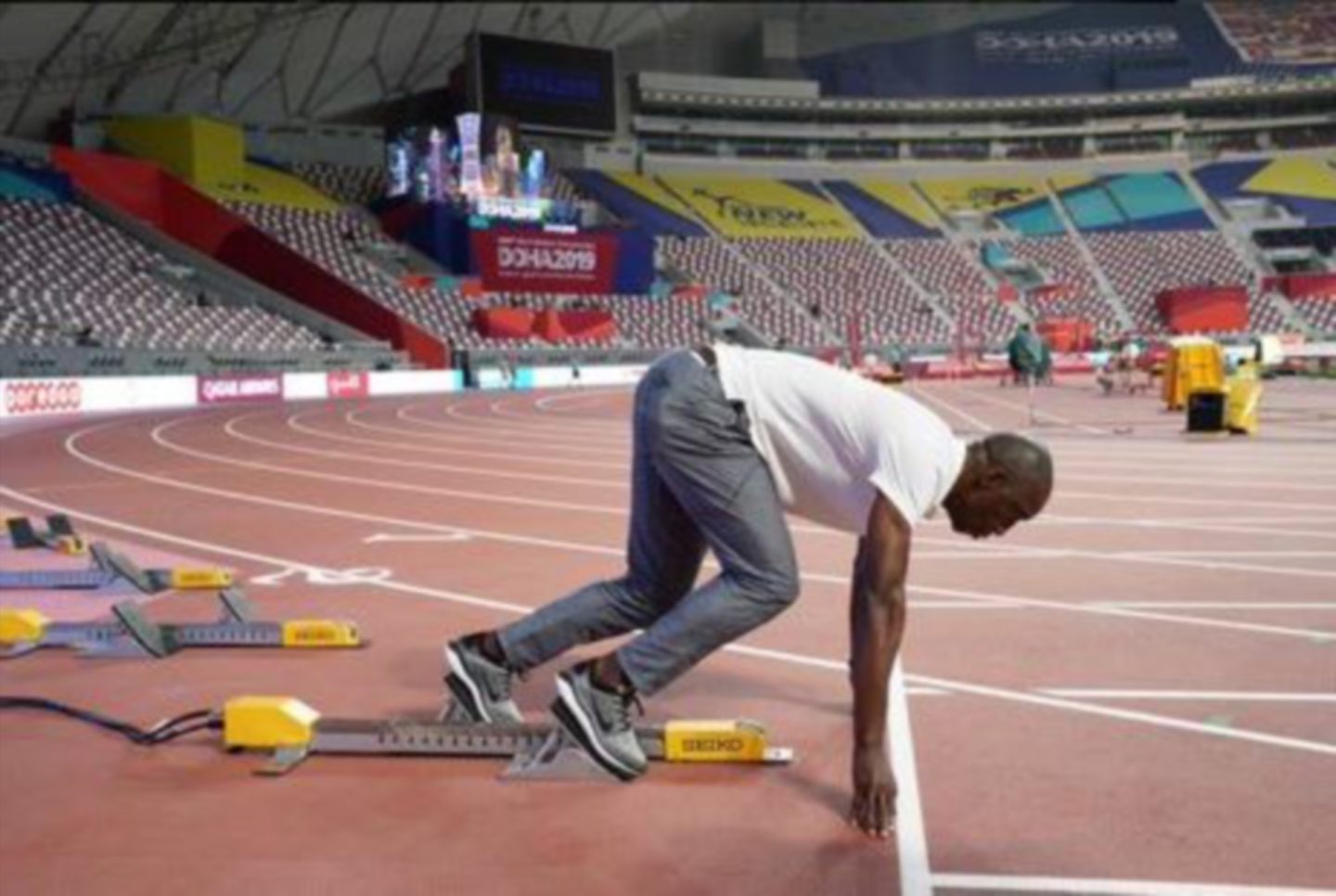 Michael Johnson in the starting blocks. Twitter image from his page 30/09/2019