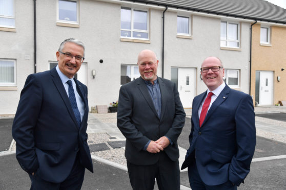 HOUSING MINISTER KEVIN STEWART MSP (R) WITH  OSPREY CEO GLENN ADCOOK (L) AND DEVELOPMENT OFFICER ALLAN LIDELL  AT THE NEW SCHEME.