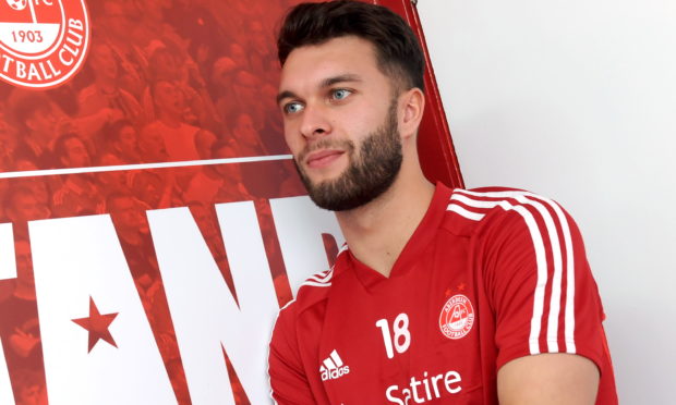 Connor McLennan has signed a new contract with Aberdeen.
