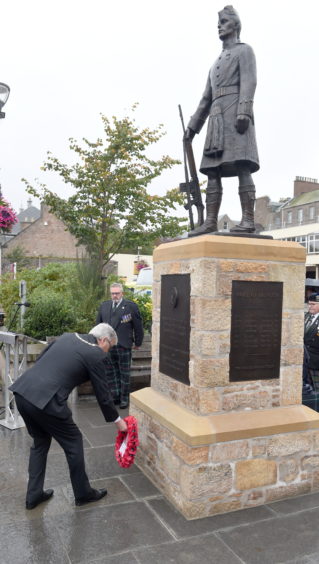Depute Provost Graham Ross lays a wreath at the newly unveiled statue. Picture by Sandy McCook