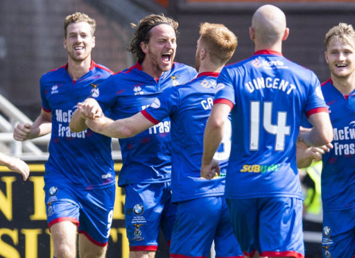 Tom Walsh celebrating with team-mates.