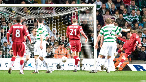 18/03/08 SCOTTISH CUP QUARTER FINAL REPLAY
CELTIC v ABERDEEN (0-1)
CELTIC PARK - GLASGOW
Aberdeen's Darren Mackie (10) thunders the ball under keeper Artur Boruc to score the opener