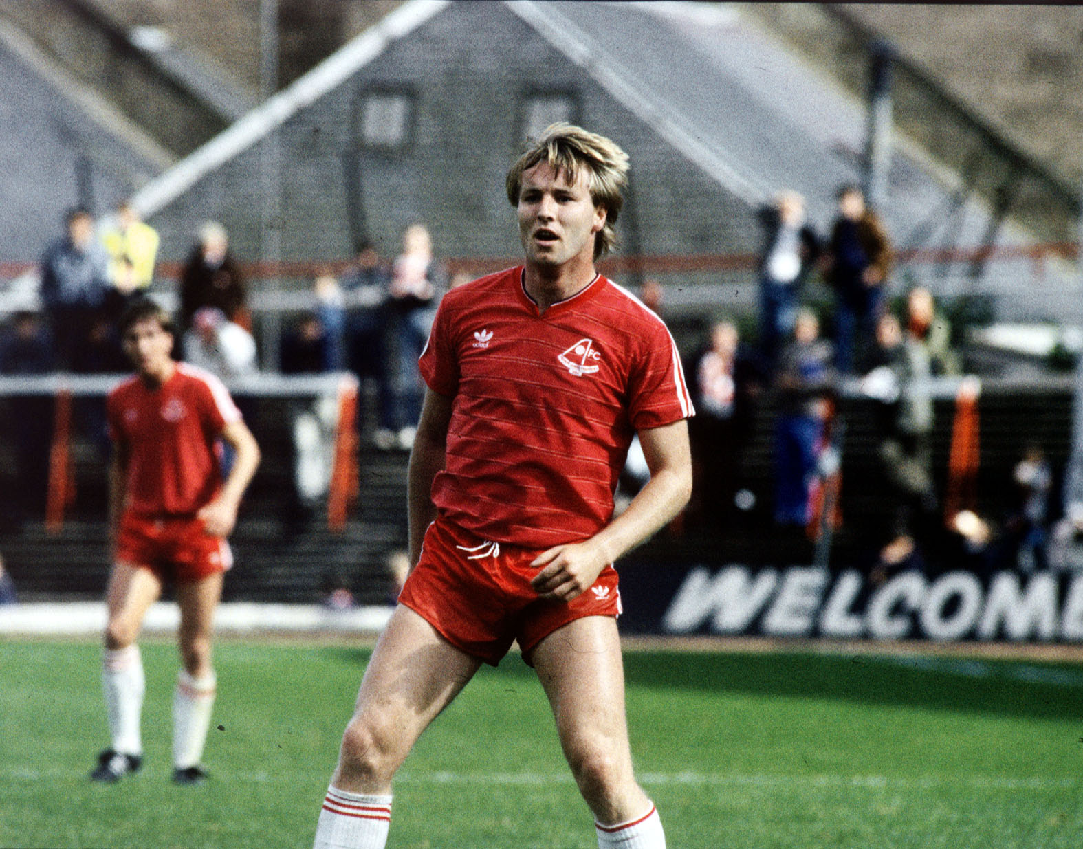 Frank McDougall in the home strip Aberdeen wore for 1984/85 and 1985/86