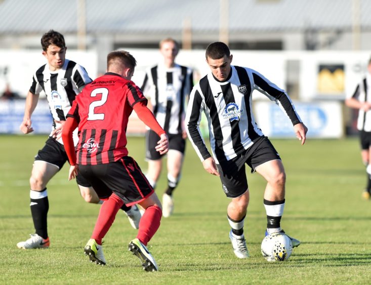 Fraserburgh player Scott Barbour takes on Greg Mitchell


Picture by Scott Baxter