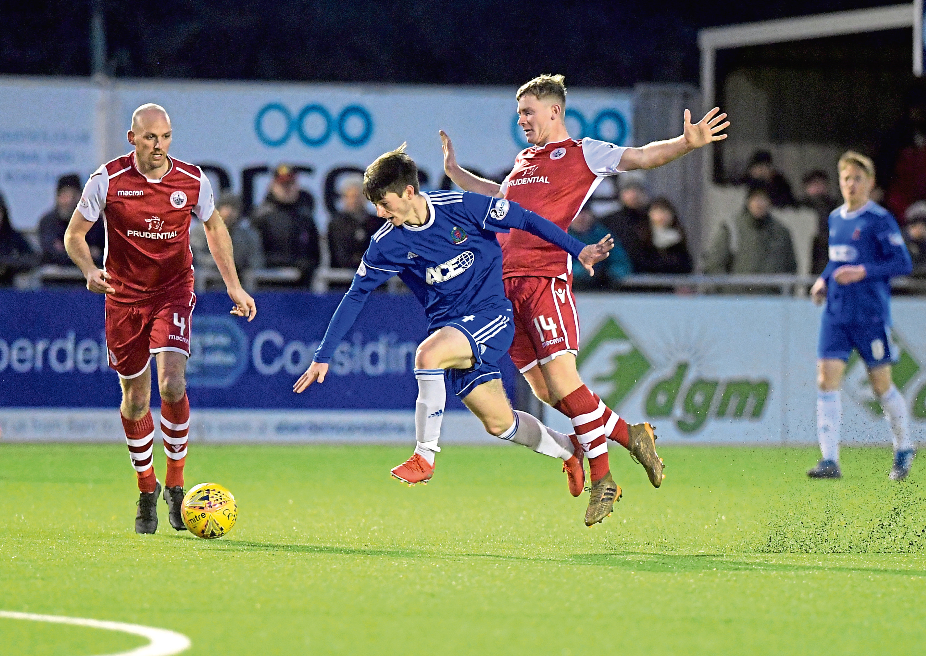 Cove's Declan Glass beats Stirling's Kevin Nicol and Danny Jardine.
Picture by Kath Flannery