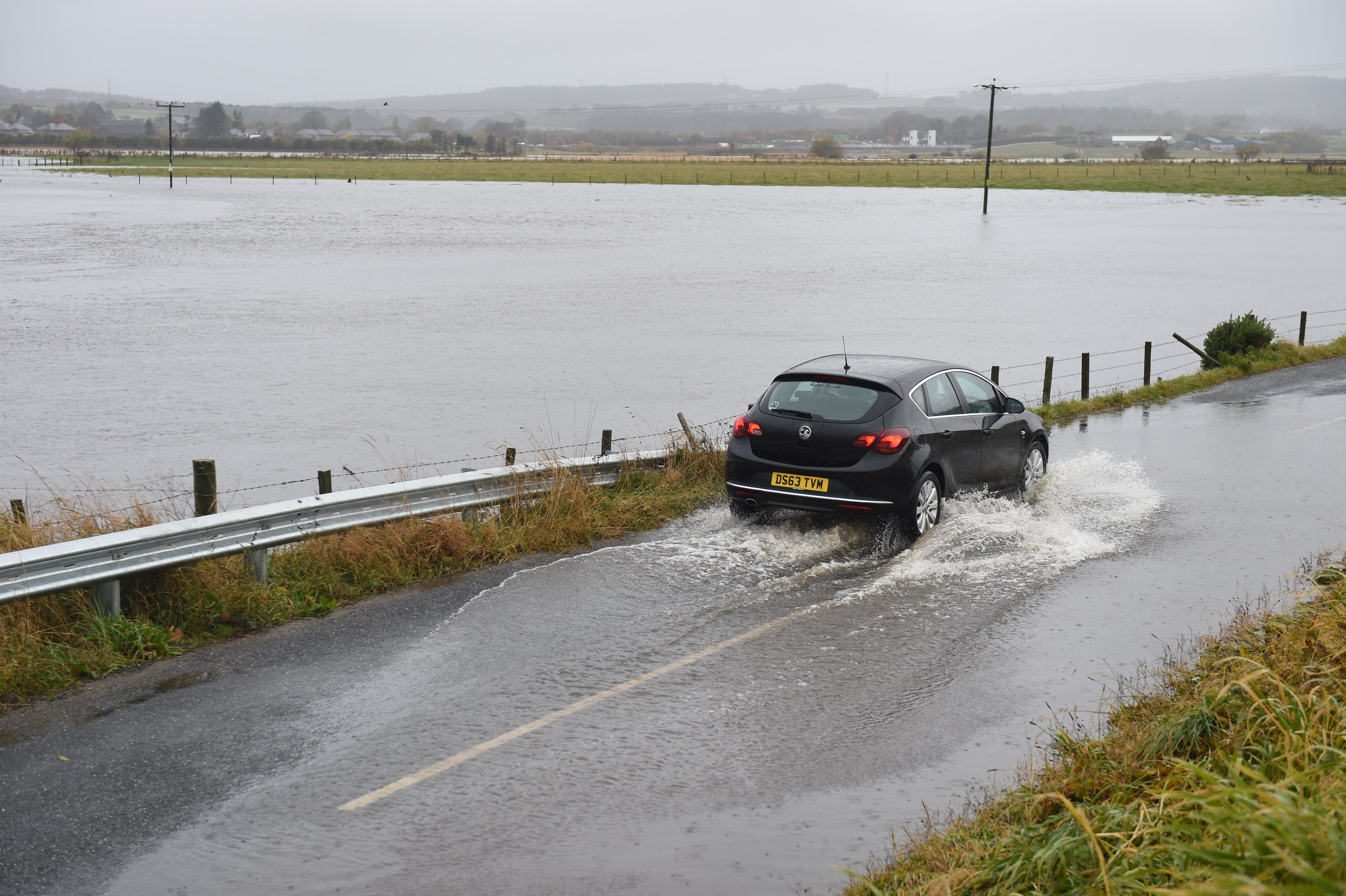 Flooded road and fields near Kintore Golf Club
Paul Glendell 011119 -01-05
