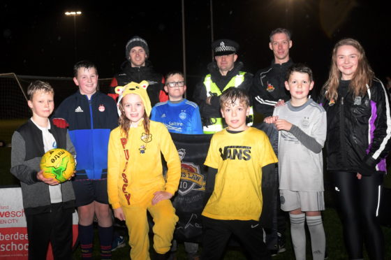 Samuel Main, Sergeant Jim Raeburn, Findlay Harkins and Katie Reekie with kids, from left, Kyle Smith, Liam Duncan, Nicole Watson, Zach Symon, Max MacIver and Daniel Reaper.