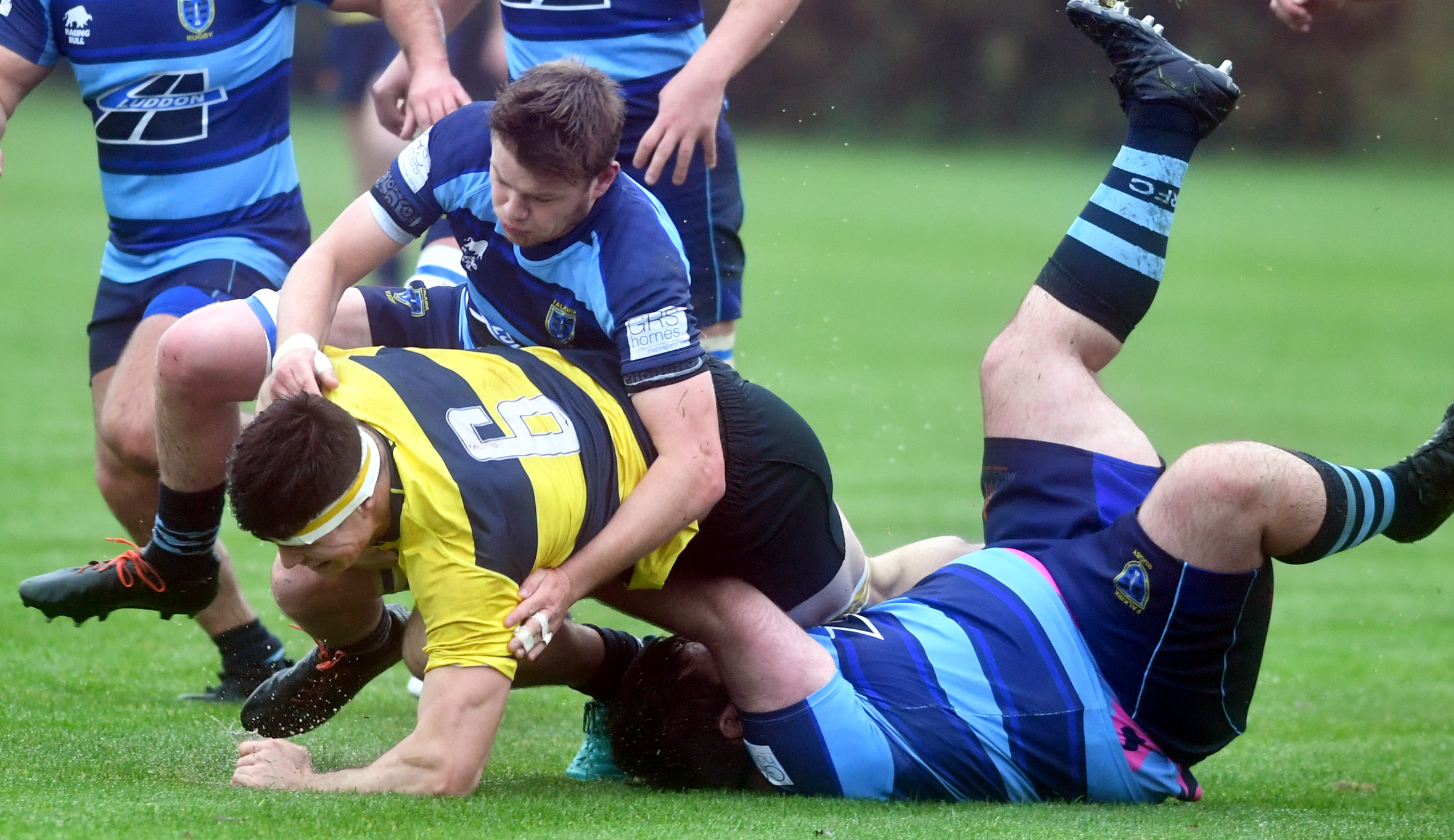 Gordonians' Cameron Howard charges through.
Picture by Chris Sumner
