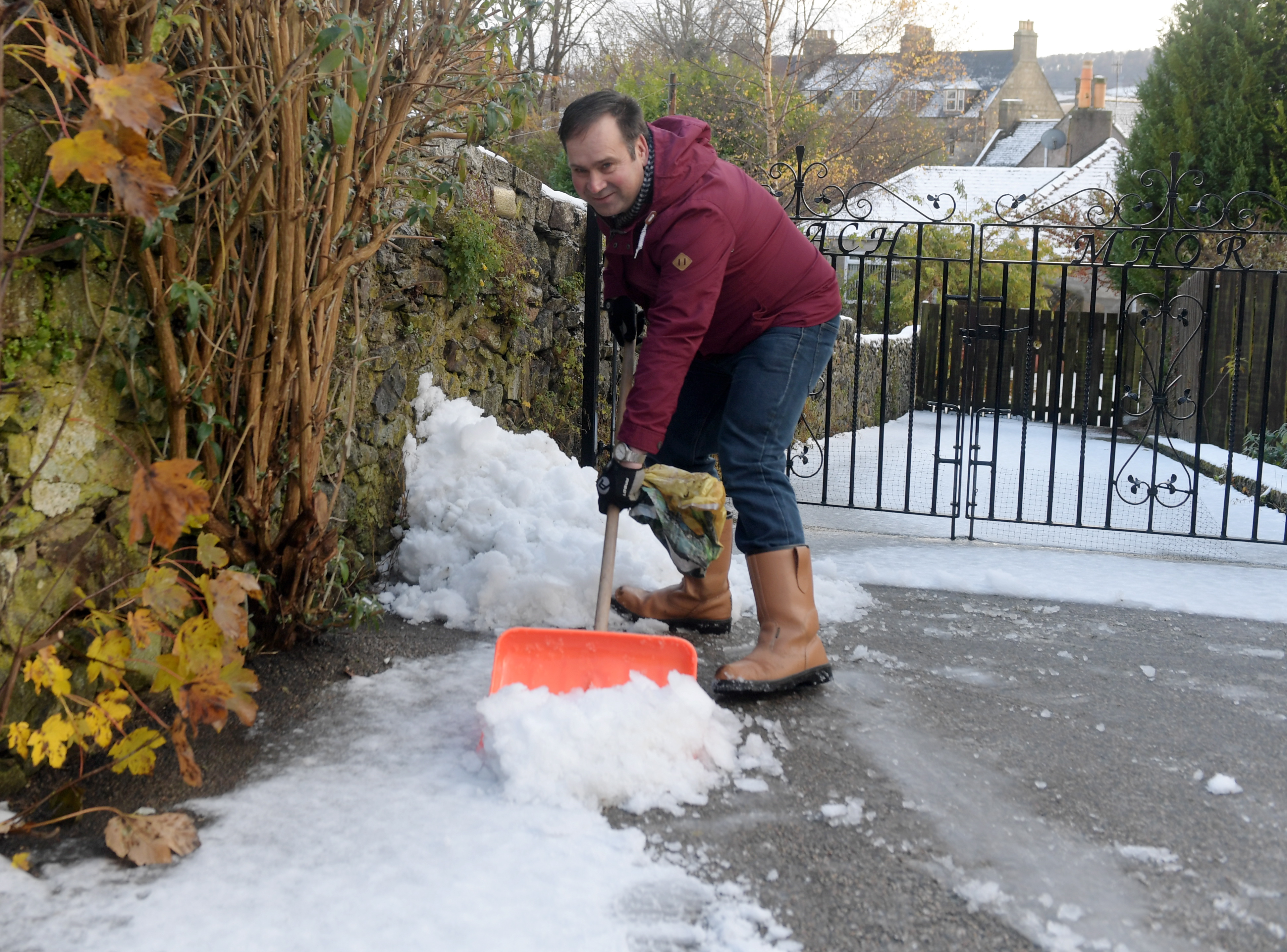 Albert Booth shovels snow off his neighbour's drive, Huntly.
Picture by KATH FLANNERY