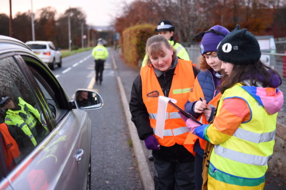 CR0016425
Police will be helping children reprimand speeding drivers outside Keig Primary School.
Children interview driver who has been stopped for speeding 

Picture by Paul Glendell   15/11/2019