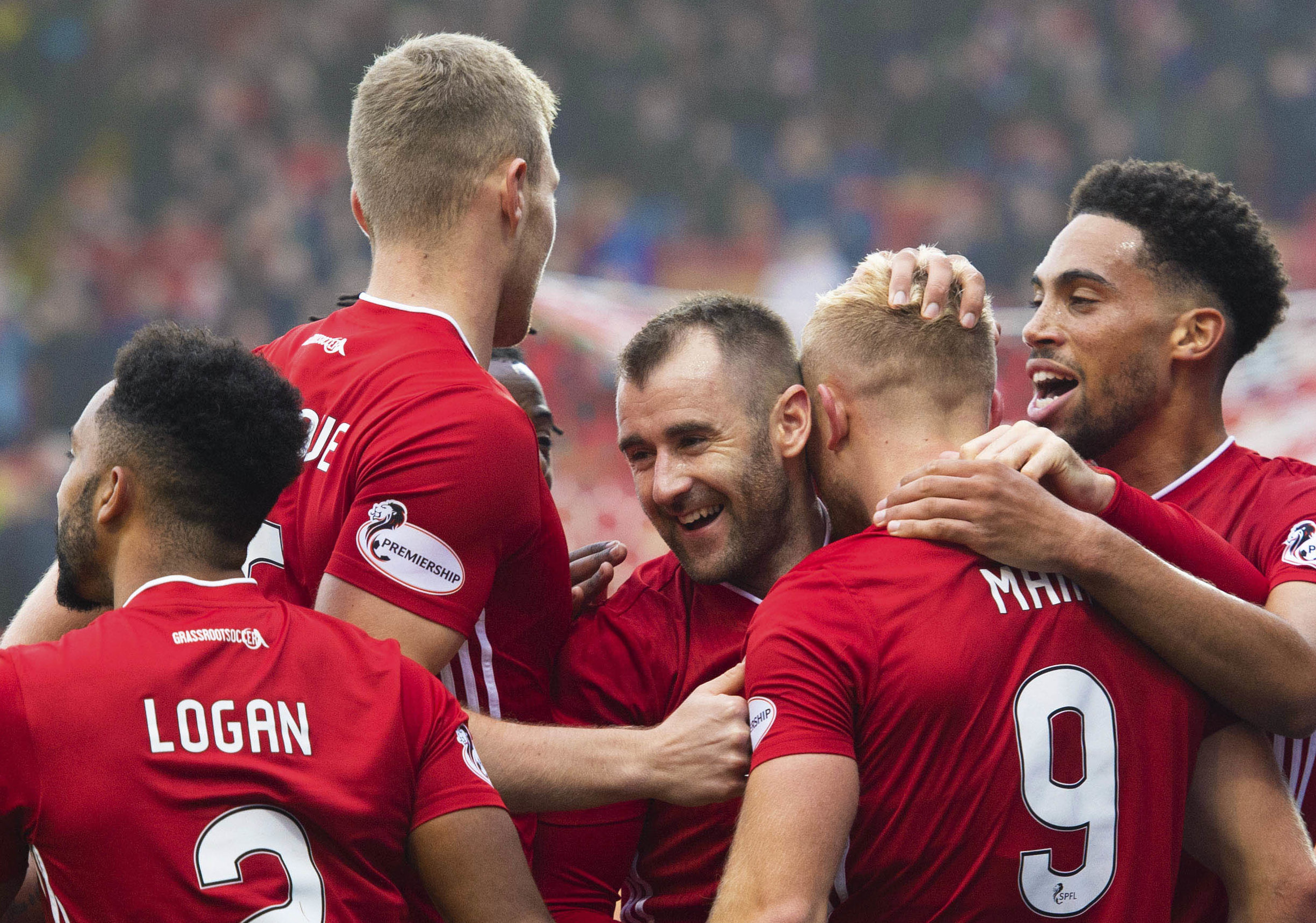 Curtis Main celebrates with his teammates after making it 1-0 to Aberdeen during the Ladbrokes Premiership match between Aberdeen and Kilmarnock, at Pittodrie