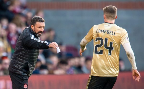 Aberdeen manager Derek McInnes passes a note to Dean Campbell (#24) of Aberdeen FC during the Ladbrokes Scottish Premiership match between Heart of Midlothian FC and Aberdeen FC