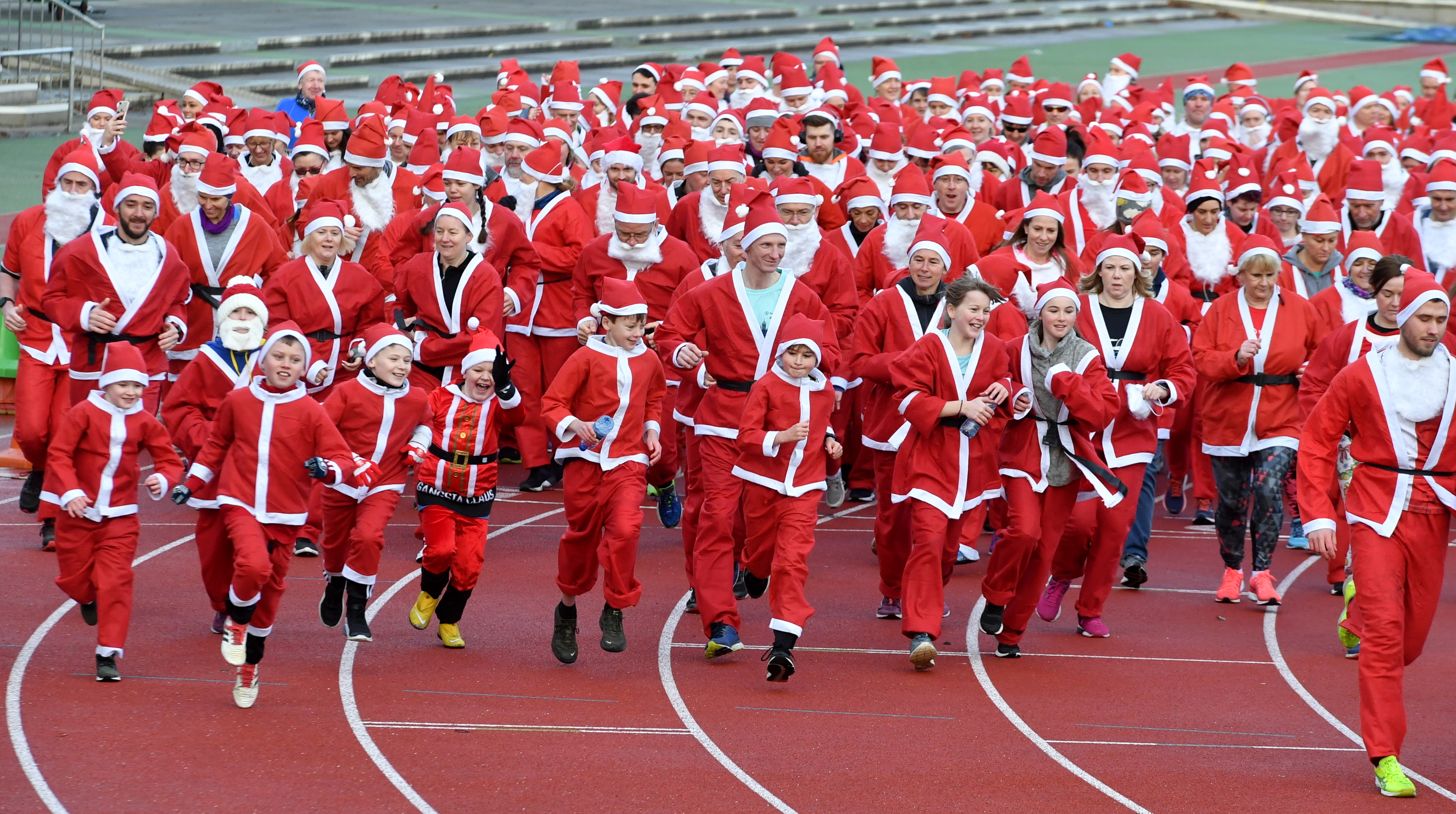 The Aberdeen Santa Run 
Pictured is the Santa 5km 

Picture by Chris Sumner.